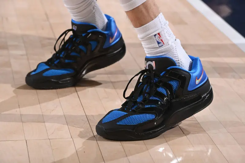 华体会官方入口-霍姆格伦穿着雷霆配色KD18，砍下30分14篮板5助攻2抢断4盖帽