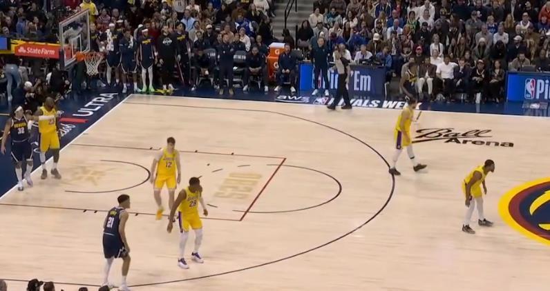 华体会官方入口-湖人激战掘金！斯玛特狂打铁 蒂米惊艳 东契奇稳定输出