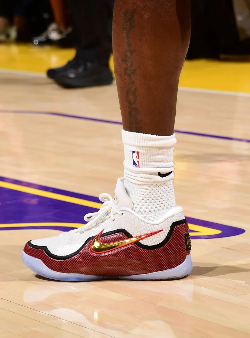 詹姆斯穿着盛大启幕配色Lebron23，得到18分4篮板6助攻3抢断